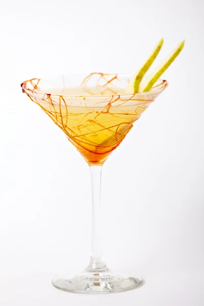 Bebida de cóctel tropical con caramelo y pera aislada sobre fondo blanco — Foto de Stock