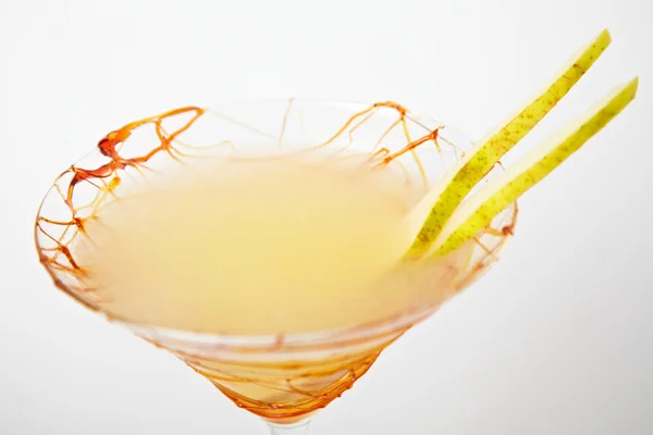 Bebida de cocktail tropical com caramelo e pêra isolados sobre fundo branco — Fotografia de Stock
