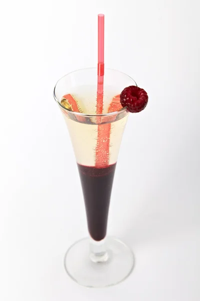 Cocktail alcolico multicolore con lampone su sfondo bianco — Foto Stock