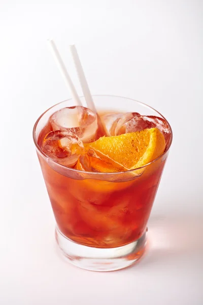 Beyaz arka plan üzerinde izole buz closeup ile turuncu kokteyl içki — Stok fotoğraf