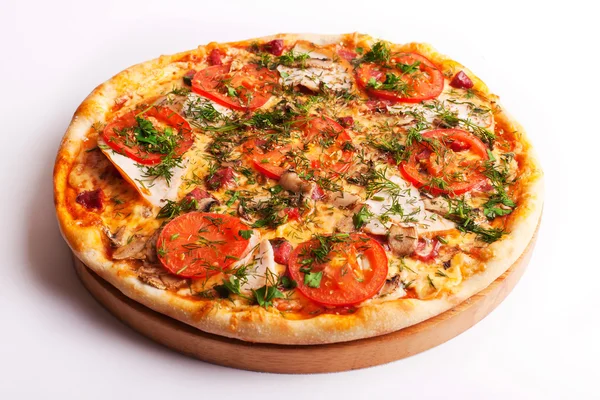 Jambon, domates ve üzerinde beyaz izole mantarlı pizza