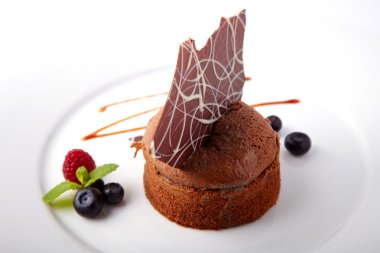 Beyaz bir arka plan üzerinde yaz meyveleri ile çikolatalı kek