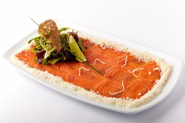 Beyaz tabak limonlu taze somon