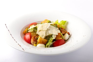 Beyaz bir arka plan üzerinde taze salata ızgara et, bıldırcın yumurtası ve parmesan ile