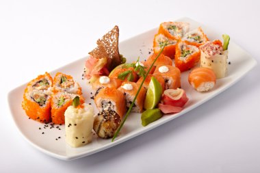 Kireç ve zencefil ile Somon suşi tabak