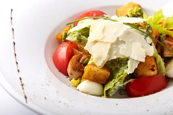 Свіжий салат з м'ясом на грилі, перепелиними яйцями та пармезаном на білому тлі — стокове фото