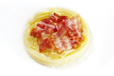 Beyaz arka plan üzerinde kızarmış domuz pastırması ile patates püresi