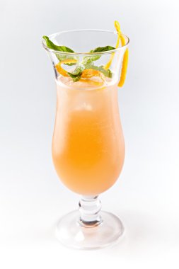 Beyaz arka plan üzerinde izole bir bardak nane ile turuncu kokteyl