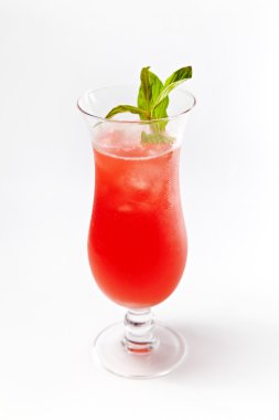 Beyaz arka plan üzerinde izole bir bardak nane ile kırmızı kokteyl