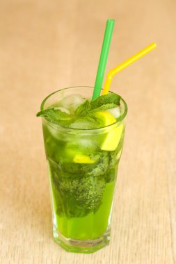 Beyaz zemin üzerine nane garnitür Mojito kokteyl odak