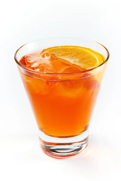 Cocktail all'arancia con ghiaccio e olive isolate su fondo bianco — Foto Stock
