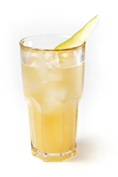 Лимонад в стакане со льдом и ломтиком груши на белом фоне — стоковое фото