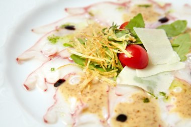 Ahtapot sos ve parmesan beyaz izole ile dilim