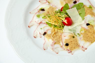 Ahtapot sos ve parmesan beyaz izole ile dilim