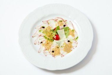 Ahtapot sos ve parmesan beyaz izole ile dilim