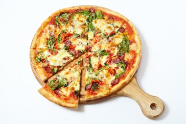 Pizza ile üzerine beyaz izole sosis