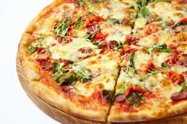 Pizza ile üzerine beyaz izole sosis