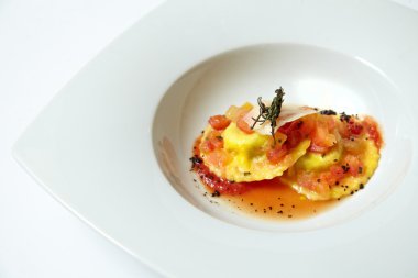 Domates sosu ve parmesan beyaz izole ile mantı