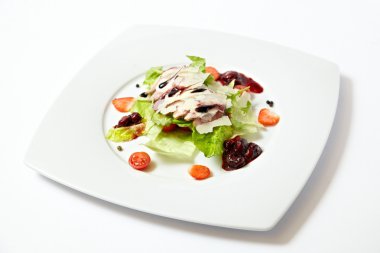 Pastırma, parmesan ve vişne sos, salata yakın çekim üzerinde beyaz izole