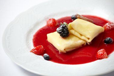 Beyaz izole plaka üzerinde berry soslu lezzetli gözleme