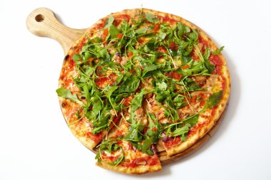 Deniz ürünleri ve üzerinde beyaz izole roka pizza