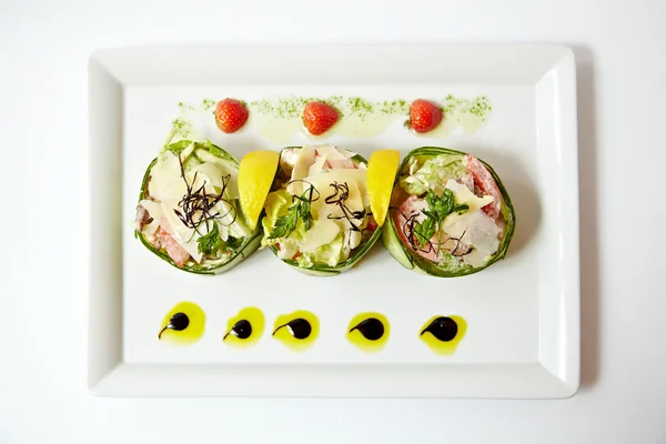 Три овочеві салати на одній страві крупним планом ізольовані на білому — стокове фото