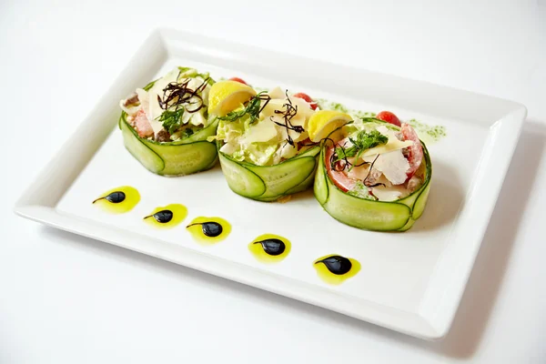Três saladas vegetais em um prato fecham isolado no branco — Fotografia de Stock