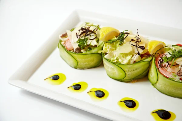 Tres ensaladas de verduras en un plato se cierran aisladas en blanco — Foto de Stock