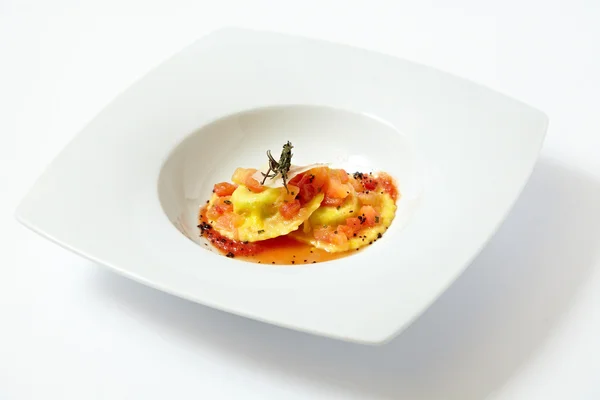 Ravioli con salsa de tomate y parmesano aislado en blanco — Foto de Stock