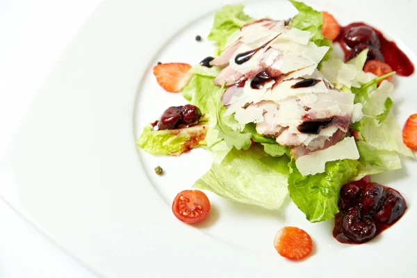 Ensalada con tocino, parmesano y salsa de cereza, primer plano aislado en blanco — Foto de Stock