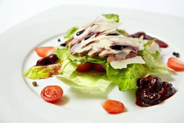 Ensalada con tocino, parmesano y salsa de cereza, primer plano aislado en blanco — Foto de Stock