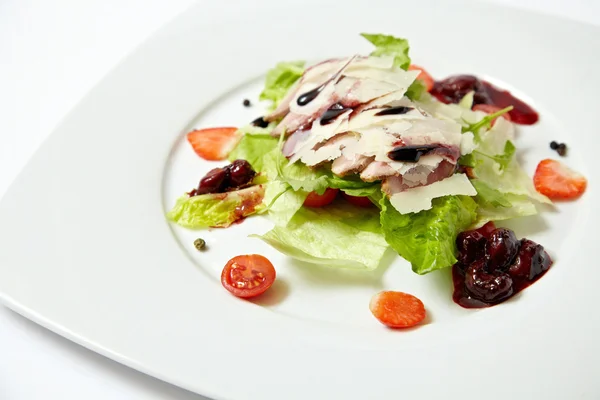 Ensalada con tocino, parmesano y salsa de cereza, primer plano aislado en blanco — Foto de Stock