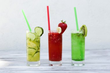 Üç bardak buz üzerinde tahta arka plan ile yaz içecekler