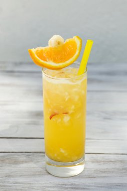 Bir cam masa yakın çekim üzerinde sarı limonata