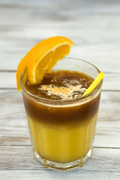 Коктейль джмель з апельсиновим соком — стокове фото