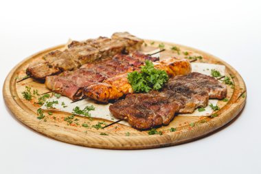 Farklı tür bir ızgara et şiş beyaz arka plan üzerinde ahşap plaka üzerinde