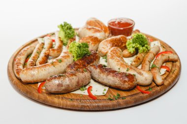 Farklı tür bir beyaz arka plan üzerinde ahşap plaka üzerinde ızgara sosis