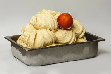 Beyaz arka plan üzerinde metal tepsisinde şeftali dondurma