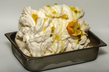 Limon dondurma içinde beyaz zemin üzerine metal tepsi