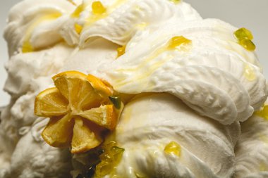 Limon dondurma içinde beyaz zemin üzerine metal tepsi