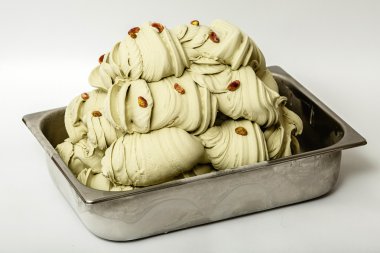 Antep fıstığı dondurma içinde beyaz zemin üzerine metal tepsi