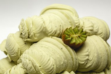 Kivi dondurma içinde beyaz zemin üzerine metal tepsi