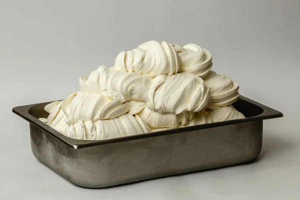 Es krim putih di nampan logam pada latar belakang putih — Stok Foto