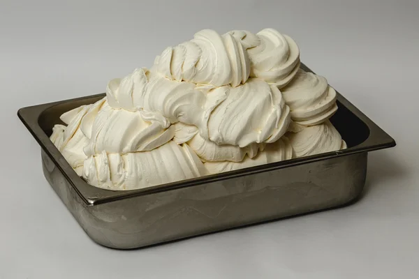 Helado blanco en la bandeja de metal sobre fondo blanco — Foto de Stock