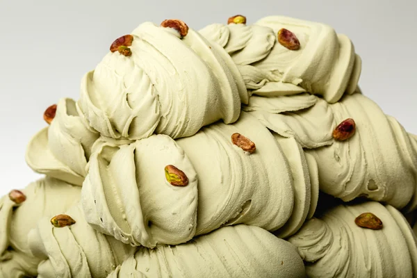 Es krim Pistachios di nampan logam dengan latar belakang putih — Stok Foto