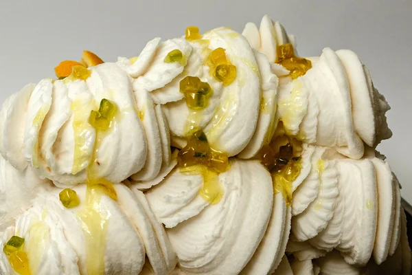 Beyaz arka plan üzerinde metal tepsisinde şekerlenmiş kabuğu ile beyaz dondurma