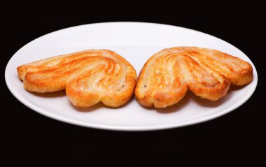 Şeker beyaz tabak yakın çekim üzerinde iki heva bisküvi