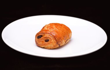 Puf böreği rulo çikolata ile beyaz plaka üzerinde