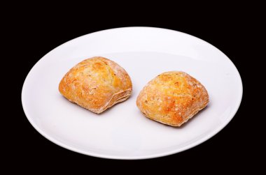 İki sandviç ekmeği beyaz plaka üzerinde