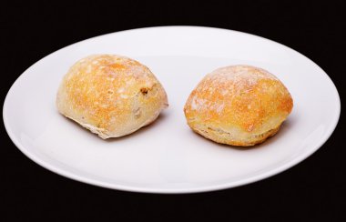 İki sandviç ekmeği beyaz plaka üzerinde